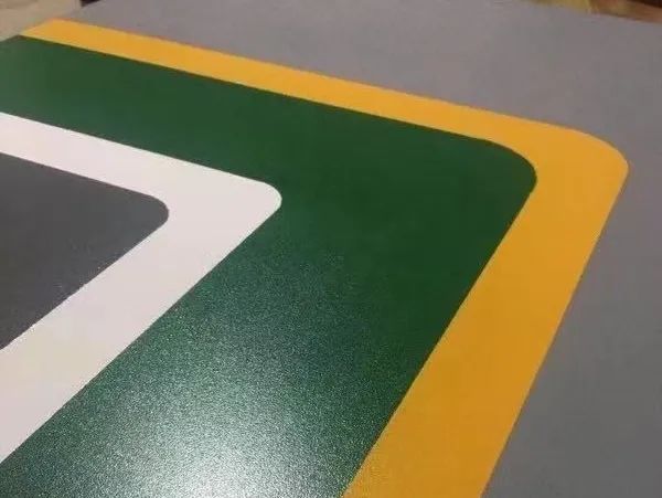 地下停車場無振動防滑坡道施工流程分享，地下車庫水性防滑坡道